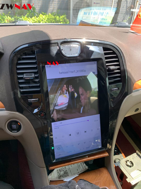 13,3-Zoll-Auto GPS-Navigation Vertikaler Touchscreen für Chrysler 300C